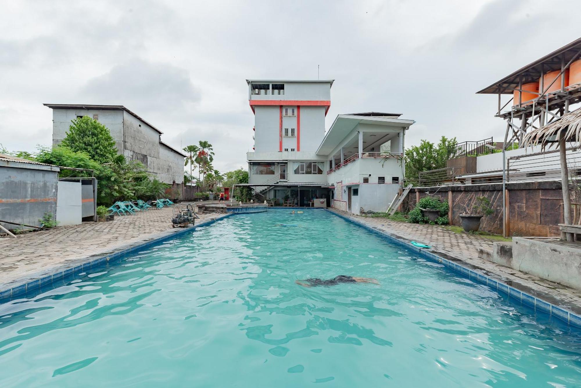 Urbanview Hotel Onyx Ketapang By Reddoorz Exterior photo