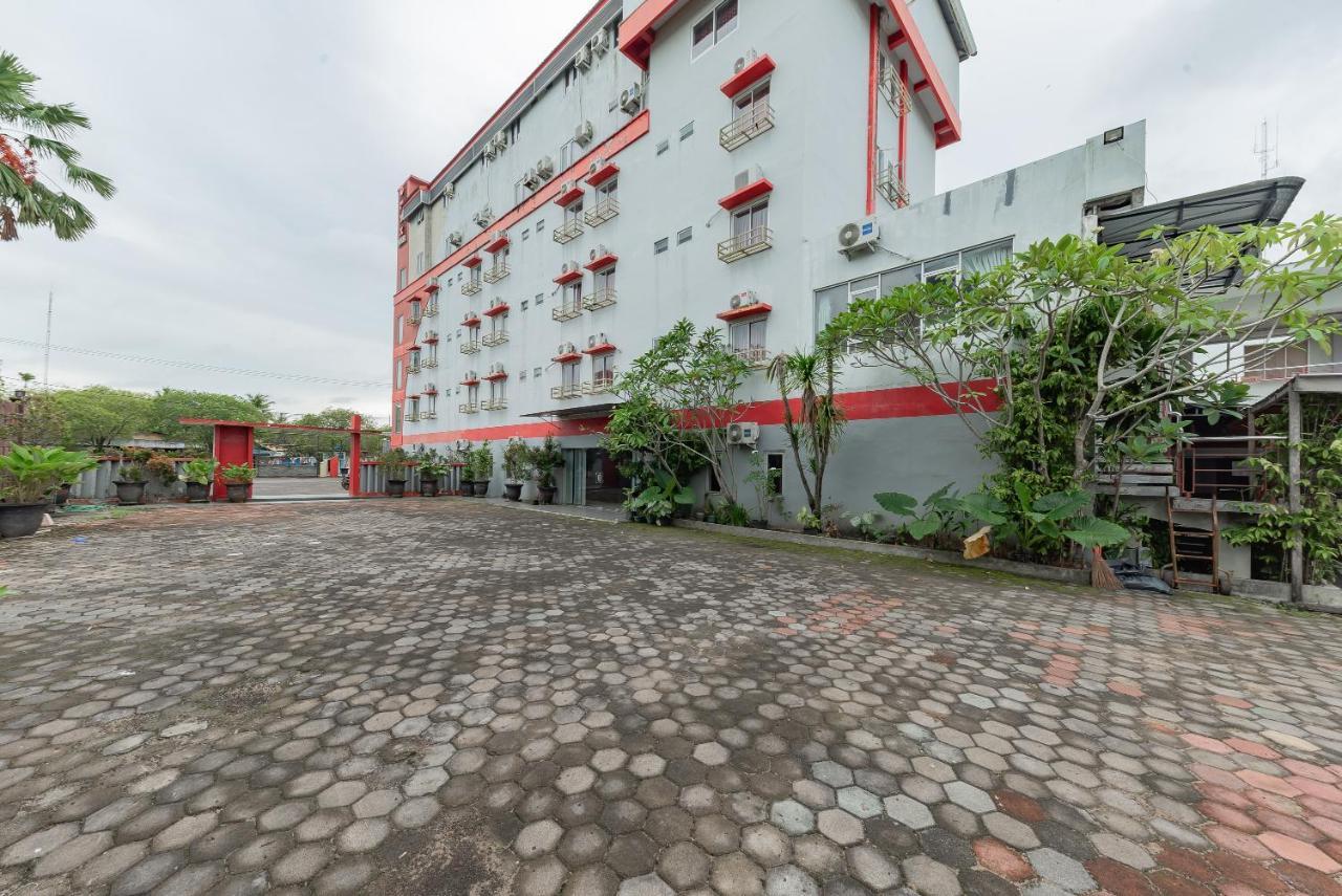 Urbanview Hotel Onyx Ketapang By Reddoorz Exterior photo